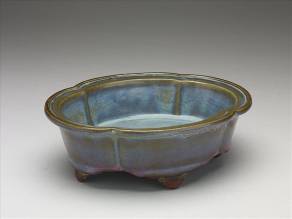 鈞窯 天藍葡萄紫釉海棠式盆托