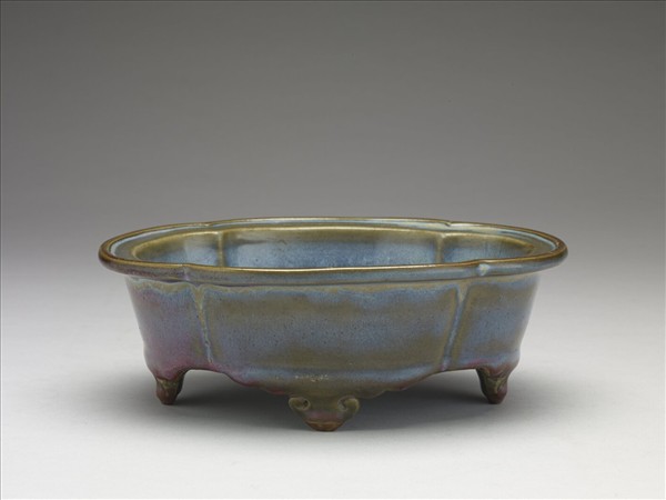 鈞窯 天藍葡萄紫釉海棠式盆托