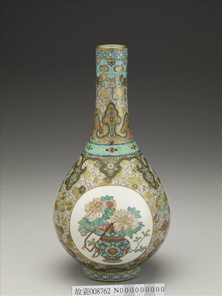 洋彩錦地開光花卉紋膽瓶