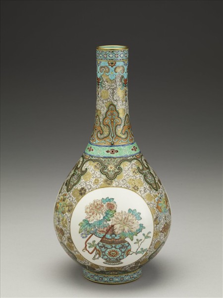 洋彩錦地開光花卉紋膽瓶