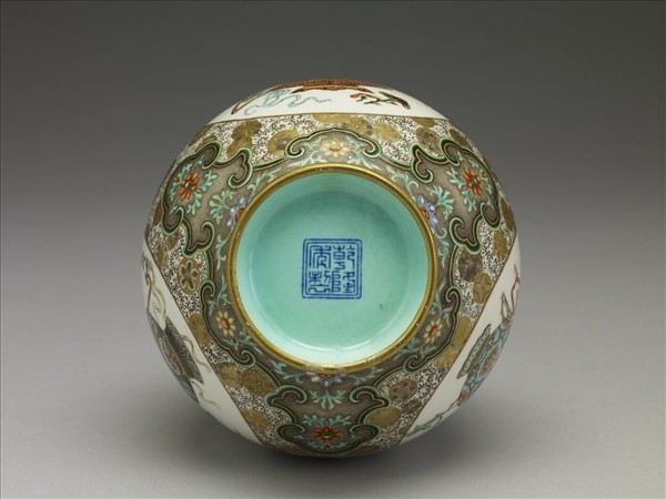 洋彩錦地開光花卉紋膽瓶