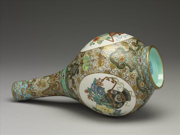 洋彩錦地開光花卉紋膽瓶