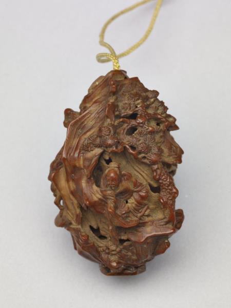 核桃核雕靜聽松風扇墜