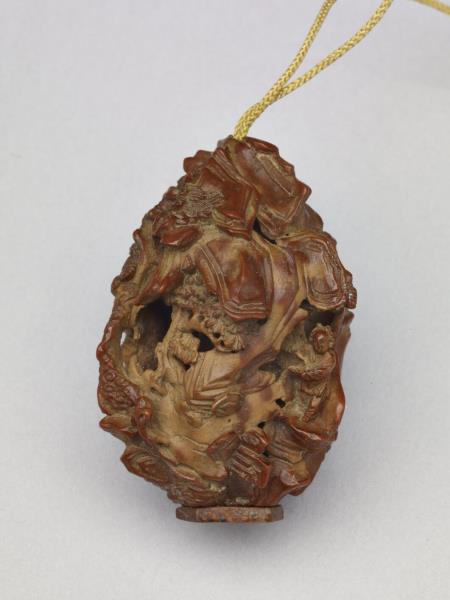 核桃核雕靜聽松風扇墜