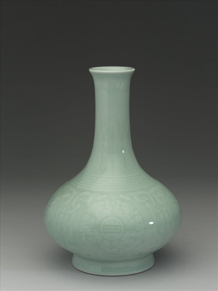 青瓷團鳳壽字長頸瓶