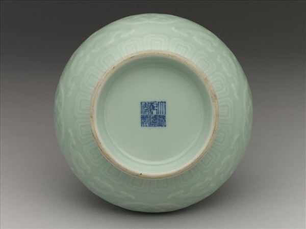 青瓷團鳳壽字長頸瓶