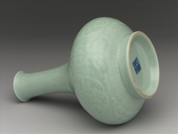 青瓷團鳳壽字長頸瓶
