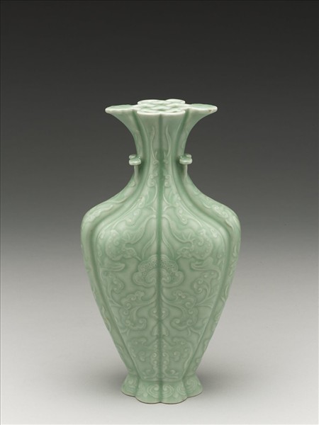 粉青釉福壽海棠式瓶