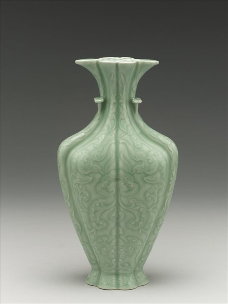 粉青釉福壽海棠式瓶