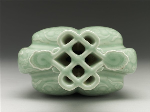 粉青釉福壽海棠式瓶