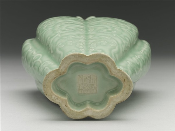 粉青釉福壽海棠式瓶