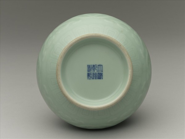 青瓷團鳳壽字長頸瓶