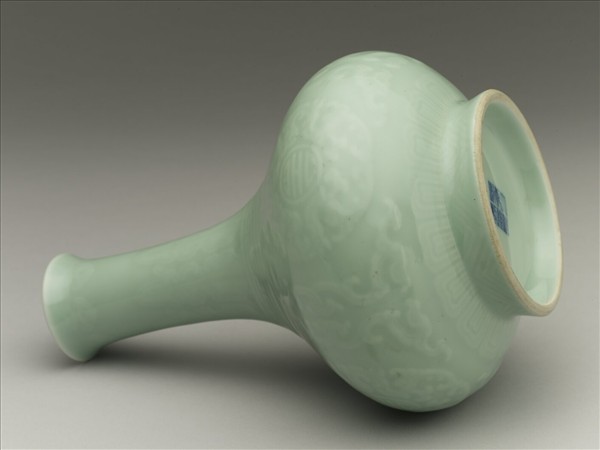 青瓷團鳳壽字長頸瓶