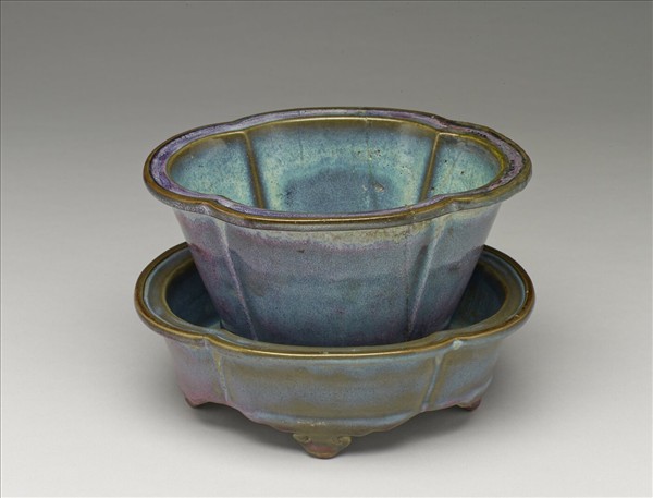 鈞窯 天藍葡萄紫釉海棠式盆托