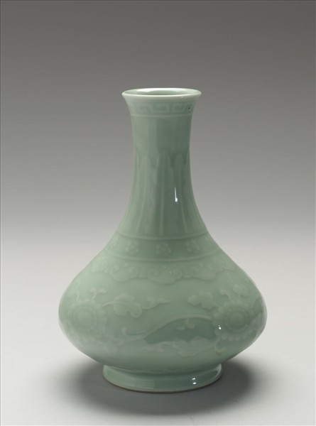 青瓷刻花菊花紋長頸瓶