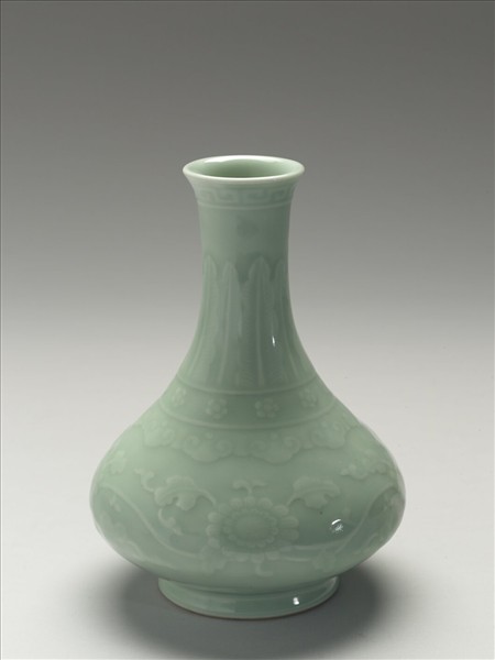 青瓷刻花菊花紋長頸瓶