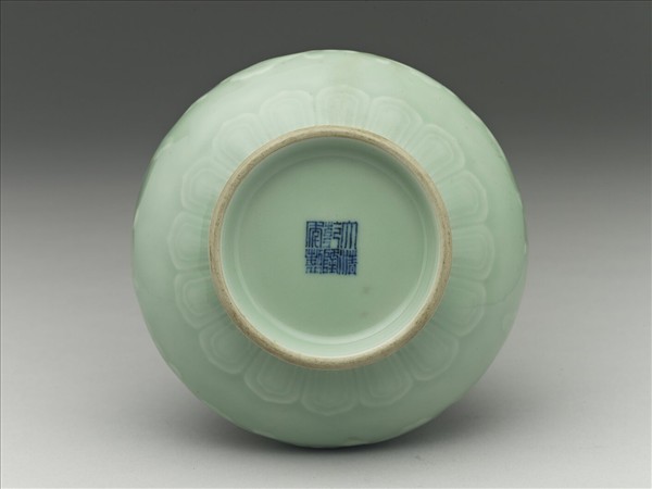 青瓷刻花菊花紋長頸瓶