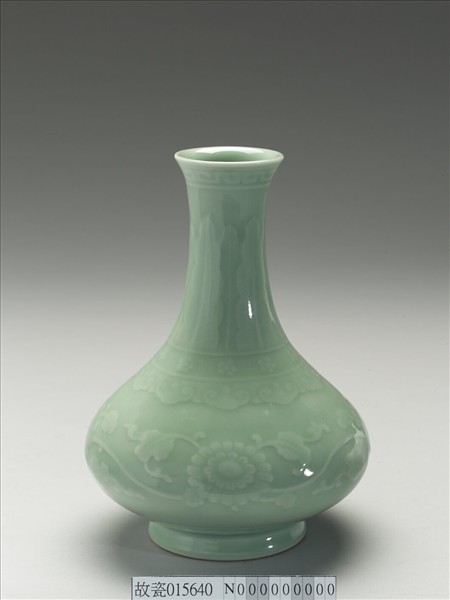 青瓷刻花菊花紋長頸瓶