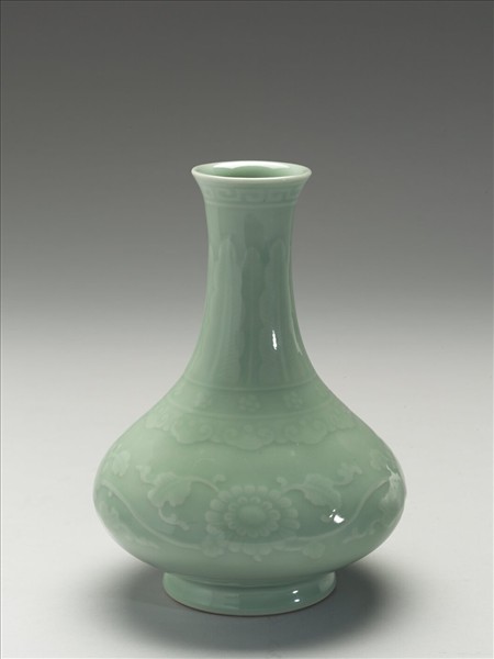 青瓷刻花菊花紋長頸瓶