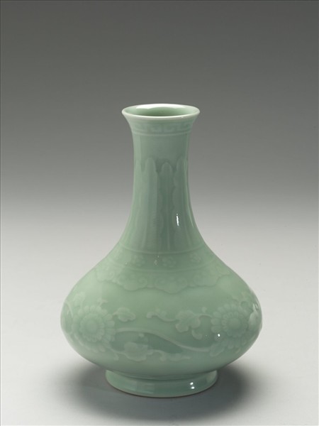 青瓷刻花菊花紋長頸瓶