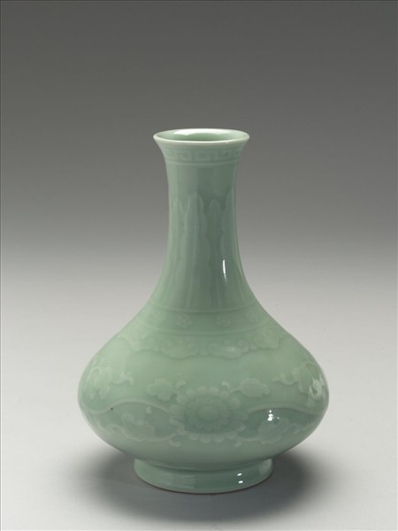 青瓷刻花菊花紋長頸瓶