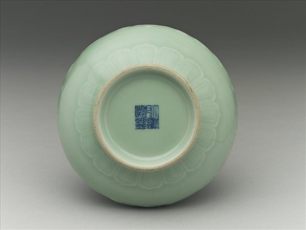 青瓷刻花菊花紋長頸瓶