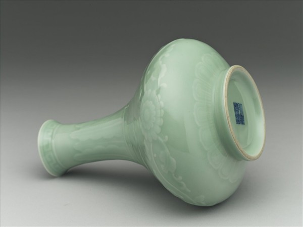 青瓷刻花菊花紋長頸瓶