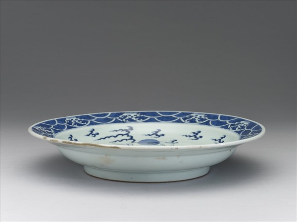 青花波濤龍紋盤