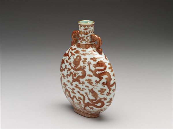 白瓷描紅九龍紋雙耳扁壺