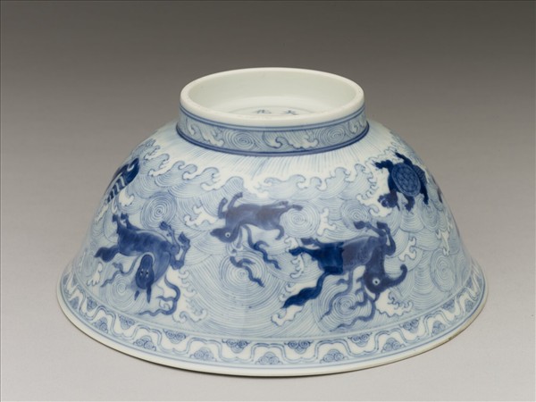 青花波濤海獸紋碗