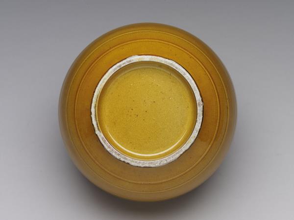 黃釉索耳弦紋瓷罐（附金屬膽）
