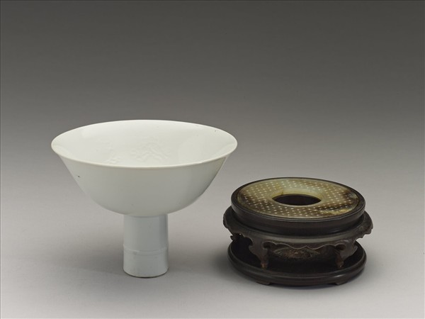 官窯 甜白八寶高足碗 (附鑲玉璧木座)