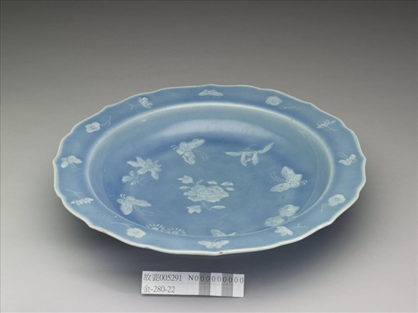 天藍釉白蝶紋花口盤