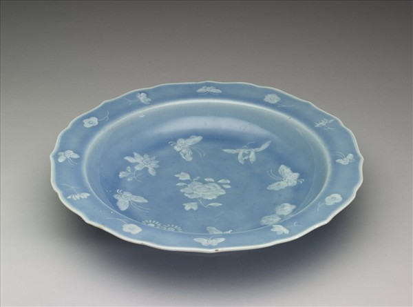 天藍釉白蝶紋花口盤