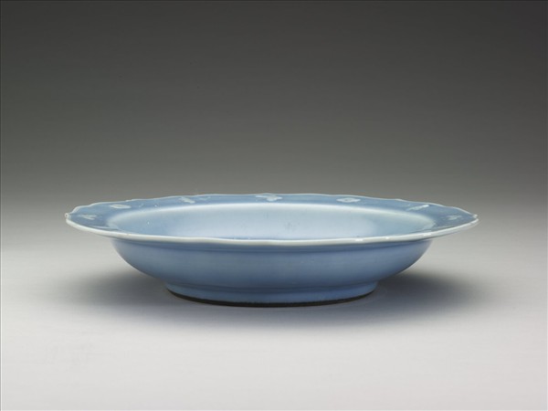 天藍釉白蝶紋花口盤