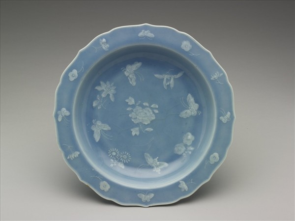 天藍釉白蝶紋花口盤