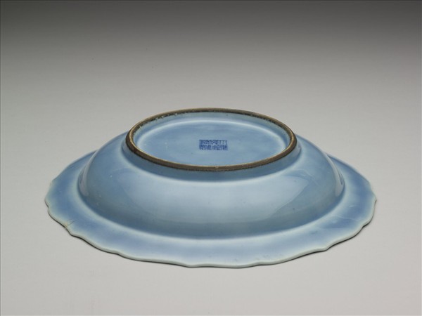 天藍釉白蝶紋花口盤