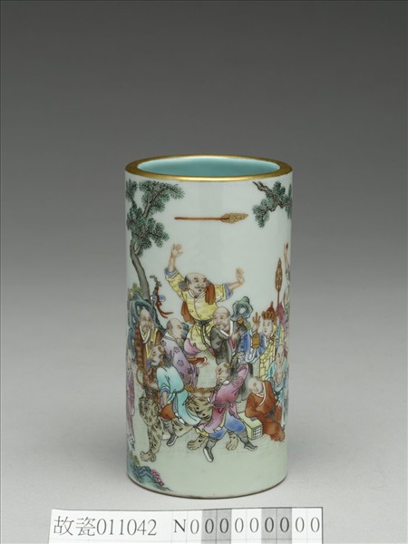 粉彩十八羅漢紋筆筒
