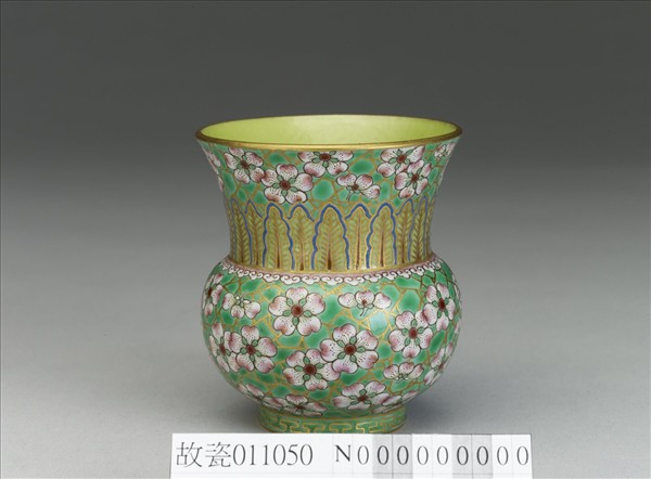 綠地粉彩梅花紋渣斗