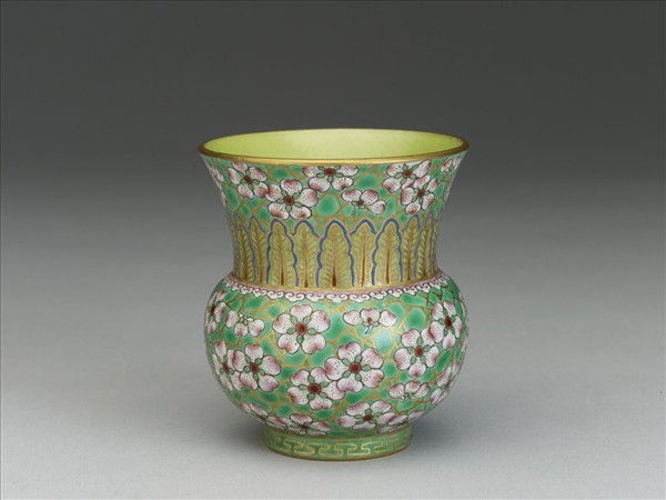 綠地粉彩梅花紋渣斗