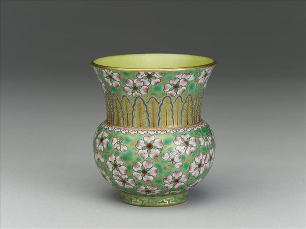綠地粉彩梅花紋渣斗