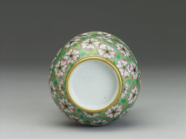 綠地粉彩梅花紋渣斗