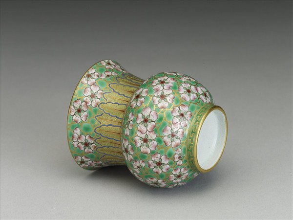 綠地粉彩梅花紋渣斗