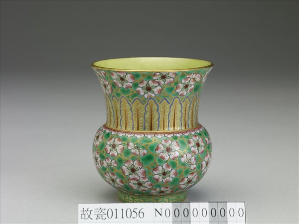 綠地粉彩梅花紋渣斗