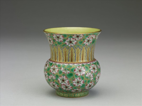 綠地粉彩梅花紋渣斗