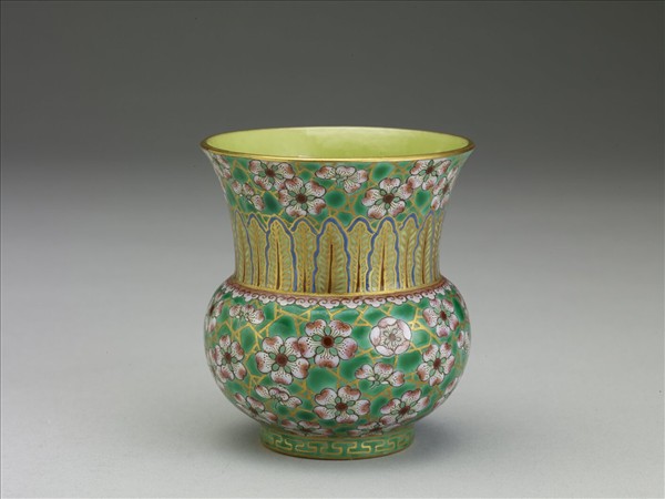 綠地粉彩梅花紋渣斗