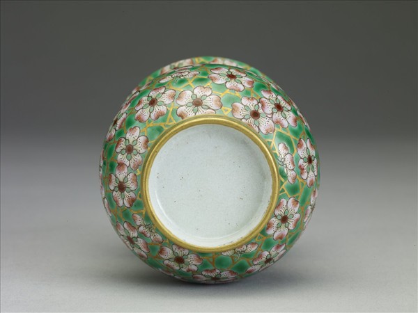 綠地粉彩梅花紋渣斗