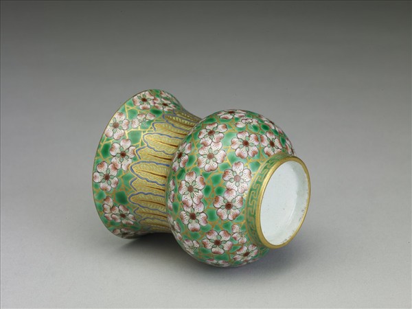 綠地粉彩梅花紋渣斗