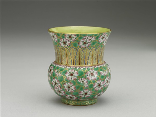 綠地粉彩梅花紋渣斗