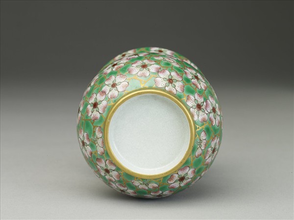 綠地粉彩梅花紋渣斗